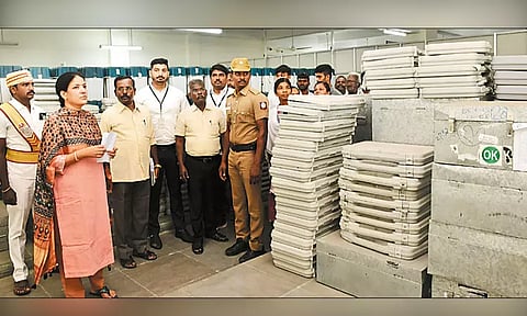 காஞ்சீபுரத்தில் வாக்குப்பதிவு எந்திரங்கள் சரிபார்ப்பு பணி; கலெக்டர் ஆய்வு