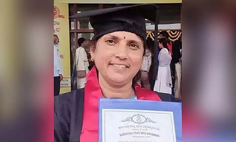 கொள்ளேகாலில் 50 வயதில் கன்னட மொழியில் எம்.ஏ. பட்டம் பெற்ற பெண்