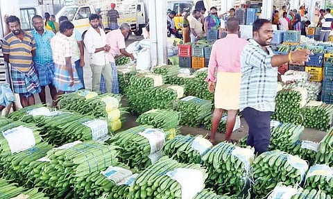 தென்னம்பாளையம் மார்க்கெட்டில் குவிந்த 10 டன் பீர்க்கங்காய்