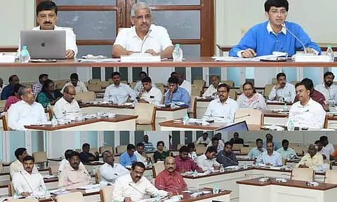 வடகிழக்குப் பருவமழை - வெள்ளத் தடுப்பு முன்னெச்சரிக்கை நடவடிக்கை குறித்து தலைமைச் செயலாளர் சிவ்தாஸ் மீனா ஆலோசனை