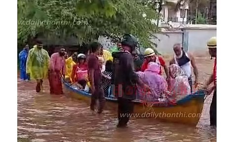 தாழ்வான பகுதிகளில் வசித்த மக்கள் படகுகள் மூலம் மீட்பு
