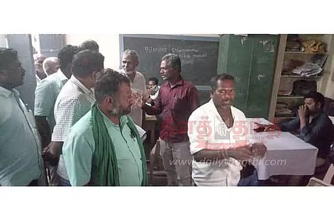 துணை வேளாண் விரிவாக்க மையத்தில் விவசாயிகள் போராட்டம்