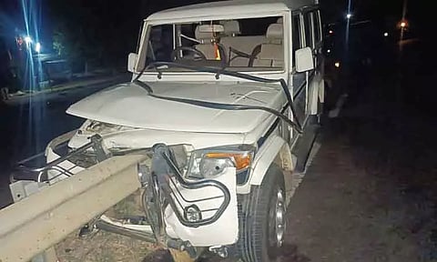 தடுப்புகம்பி மீது ஜீப் மோதி 3 பேர் காயம்