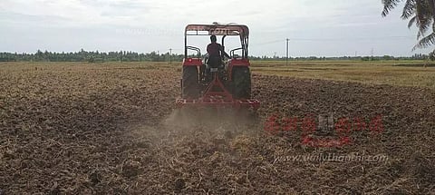 நேரடி நெல் விதைப்புக்காக வயலை தயார் செய்யும் பணியில் விவசாயிகள்
