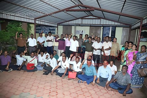 ஆசிரியர்கள் காத்திருப்பு போராட்டம்