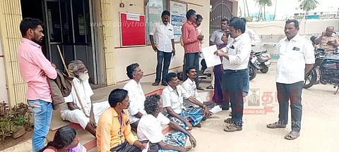 விவசாய நிலத்தில் சாலை அமைக்ககோரிநல்லம்பள்ளி வட்டார வளர்ச்சி அலுவலகத்தில் விவசாயிகள் தர்ணா