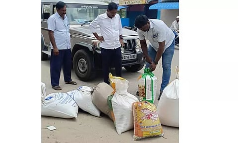 பஸ்சில் கடத்த முயன்ற ரேஷன் அரிசி பறிமுதல்