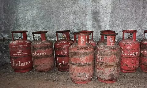 9 சமையல் கியாஸ் சிலிண்டர்கள் பறிமுதல்