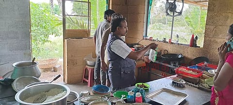 காரிமங்கலம் பகுதியில்காலாவதியான உணவு, தின்பண்டம் விற்ற 4 கடைகளுக்கு அபராதம்