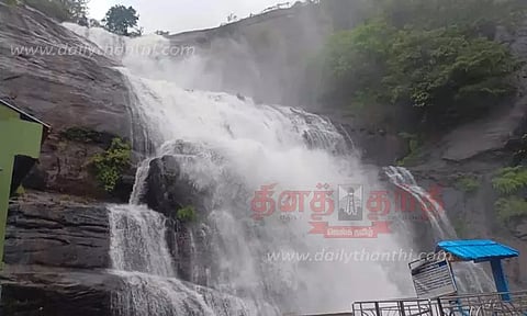 குற்றாலம் அருவியில் வெள்ளப்பெருக்கு; சுற்றுலா பயணிகள் குளிக்க தடை