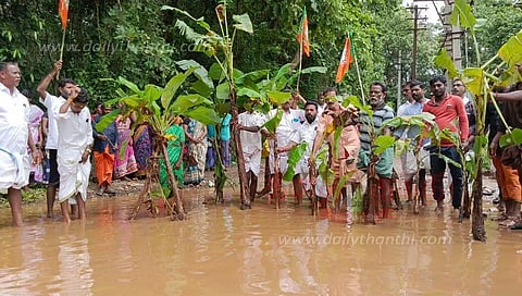 சாலையை சீரமைக்க வலியுறுத்தி பா.ஜனதாவினர் வாழை நடும் போராட்டம்