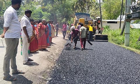 ரூ.55 லட்சத்தில் தார் சாலை அமைக்கும் பணி