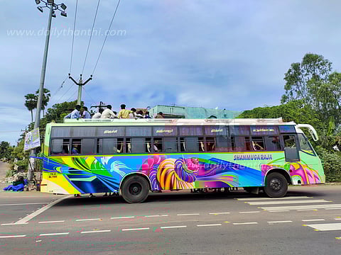 பஸ்சின் மேற்கூரையில் அமாந்து ஆபத்தான பயணம் செய்யும் கல்லூரி மாணவர்கள்