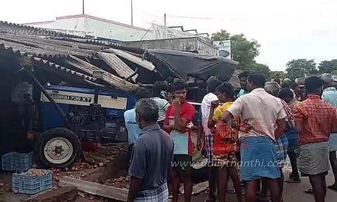 காய்கறி கடைக்குள் புகுந்த டிராக்டர்
