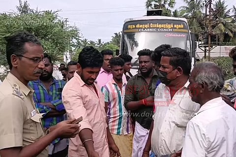 தஞ்சை-கும்பகோணம் நெடுஞ்சாலையை விரைந்து சீரமைக்கக்கோரி மறியல்