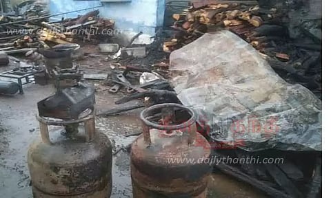 பங்களாப்புதூர் அருகே டீக்கடையில் தீ விபத்து; பொருட்கள் எரிந்து நாசம்