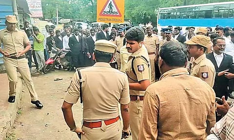 செங்கல்பட்டு கோர்ட்டு அருகே வெடிகுண்டு வீசி ரவுடியை கொல்ல முயற்சி