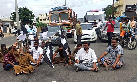 வேகத் தடை அமைக்க கோரி சாலை மறியல்.