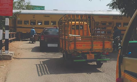 ரெயில்வே கேட்டில் மேம்பாலம் அமைக்கப்படுமா?