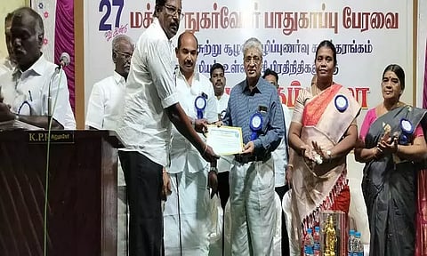 ஆறுமுகநேரியில் ரெயில்வே மேம்பாலம் அமைக்க கோரிக்கை