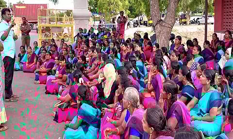 தூத்துக்குடியில் அங்கன்வாடி ஊழியர்கள் காத்திருப்பு போராட்டம்