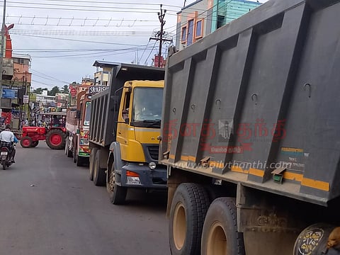 1 மணி நேரம் ரெயில்வே கேட் மூடப்பட்டது