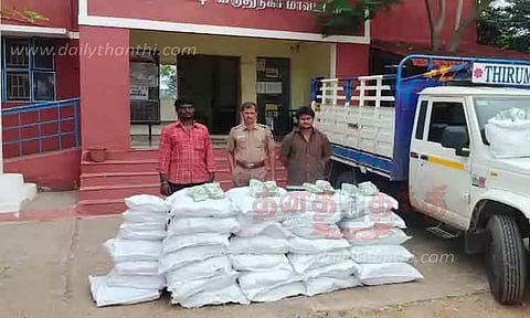 வேனில் கடத்திய 34 மூடை புகையிலை பொருட்கள் பறிமுதல்