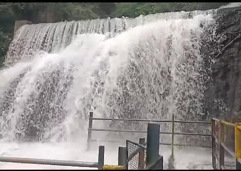 சுருளி அருவியில் 2-வது நாளாக சுற்றுலா பயணிகள் குளிக்க தடை