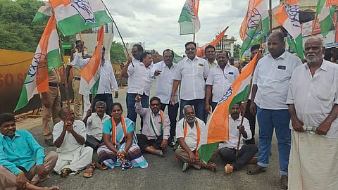 காங்கிரஸ் கட்சியினர் ஆர்ப்பாட்டம், சாலை மறியல்