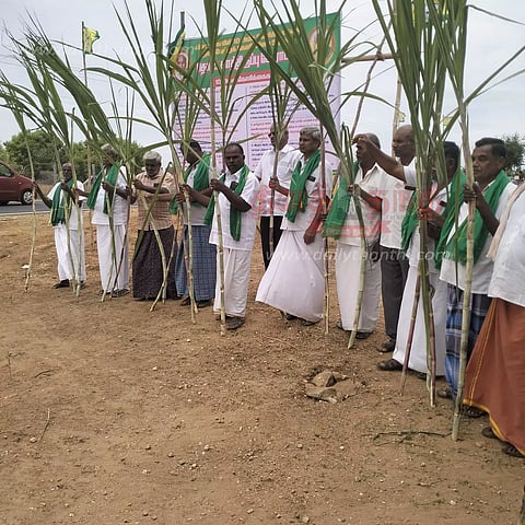 பள்ளிபாளையத்தில் 3-வது நாளாக விவசாயிகள் காத்திருப்பு போராட்டம்