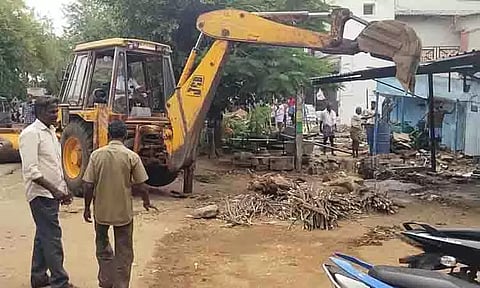 தோகைமலையில் சாலையோர ஆக்கிரமிப்புகள் அகற்றம்