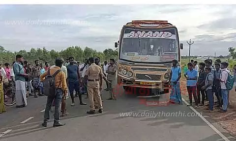 இளம்பெண்ணுடன் டிரைவர் காதல்: தனியார் பஸ்சை சிறைபிடித்த உறவினர்கள்