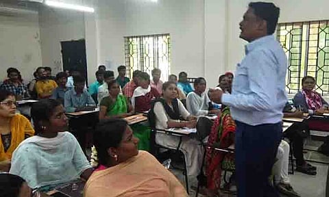 போட்டி தேர்வுகளுக்கு தயாராகும் மாணவர்களுக்கு போலீசார் விழிப்புணர்வு