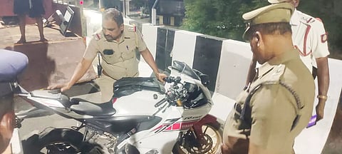 மோட்டார் சைக்கிளில் சென்ற ஐ.டி.ஊழியர் உள்பட 2 பேர் பலி