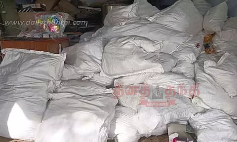 சித்தோட்டில் வீட்டுக்குள் பதுக்கி வைத்திருந்த ரூ.1½ லட்சம் மதிப்பிலான குட்கா பொருட்கள் பறிமுதல்