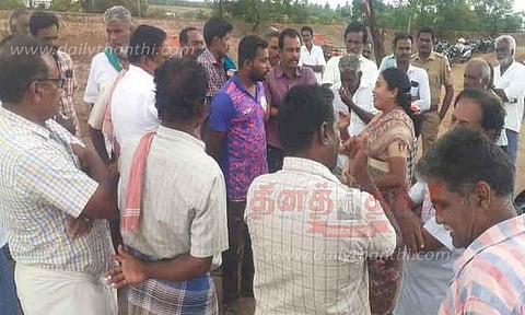 கீழ்பவானி வாய்க்காலில் நடைபெற்ற கான்கிரீட் பணியை தடுத்து நிறுத்திய விவசாயிகள்