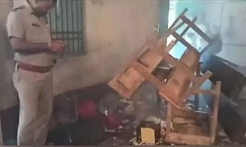 மேற்கு வங்காள பஞ்சாயத்து தேர்தல்; வாக்கு சாவடி சூறையாடல், வாக்கு சீட்டுகள் தீ வைத்து எரிப்பு