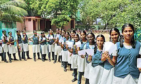 மணலி டாக்டர் சிவந்தி ஆதித்தனார் பள்ளியில் 'தேர்தல் திருவிழா' தலைவியை ஓட்டுப்போட்டு மாணவிகள் தேர்ந்தெடுத்த ருசிகரம்