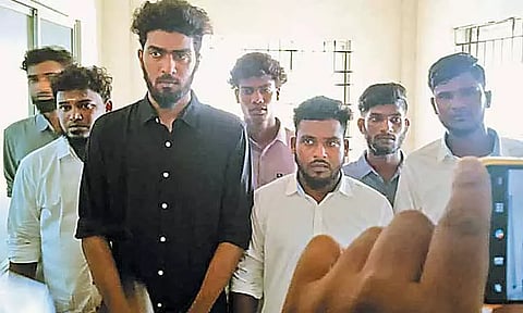 செங்கல்பட்டு கோர்ட்டு எதிரே: வெடிகுண்டு வீச்சில் படுகாயமடைந்த ரவுடி சாவு - 7 பேர் கோர்ட்டில் சரண்