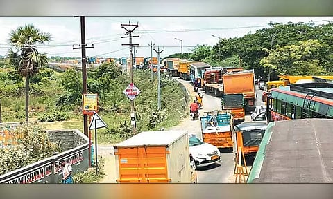 பாலாற்றின் குறுக்கே செவிலிமேடு மேம்பாலத்தில் பழுதாகி நிற்கும் வாகனங்களால் வாகன ஓட்டிகள் அவதி