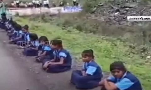 புதிதாக பதவியேற்ற மராட்டிய மந்திரியை வரவேற்க பள்ளி மாணவர்கள் வெயிலில் காக்க வைக்கப்பட்டதால் சர்ச்சை