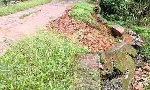 தடுப்புச்சுவர் இடிந்து விழுந்தது