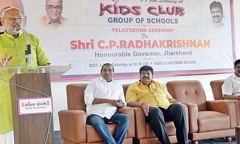 தன்னிடம் உள்ளதை பிறருடன் பகிர்வேன் என்ற துறவு மனப்பான்மையை பிரதிபலிக்கிறது