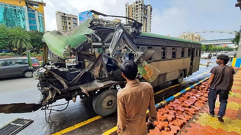 கன்டெய்னர் லாரி மீது அரசு பஸ் மோதல் - பெண் பயணி, நடத்துனர் படுகாயம்