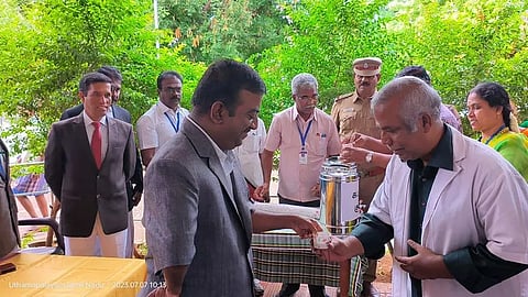 உத்தமபாளையம் கோர்ட்டில் கபசுர குடிநீர் வழங்கும் நிகழ்ச்சி