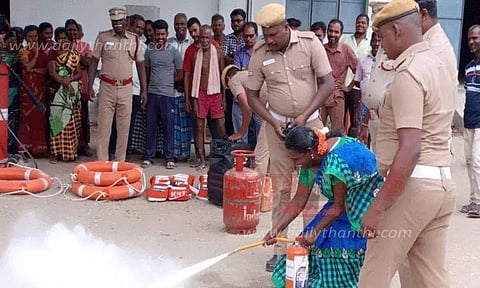 தீயணைப்பு செயல்விளக்க பயிற்சி