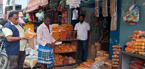 தர்மபுரியில்தின்பண்ட விற்பனை கடைகளில் உணவு பாதுகாப்பு அதிகாரி ஆய்வு