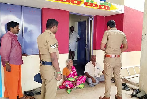 பட்டா நில கட்டிடங்கள் அகற்றப்படுவதை நிறுத்தகோரிமானியதஅள்ளி ஊராட்சி அலுவலகத்தில் கடை உரிமையாளர்கள் தர்ணா