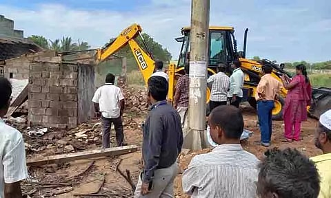 குளக்கரையில் ஆக்கிரமிப்புகள் அகற்றம்