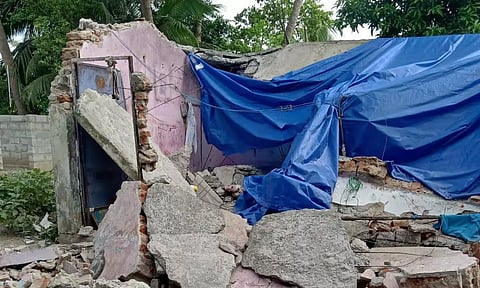 வீடு இடிந்து விழுந்து முதியவர் காயம்